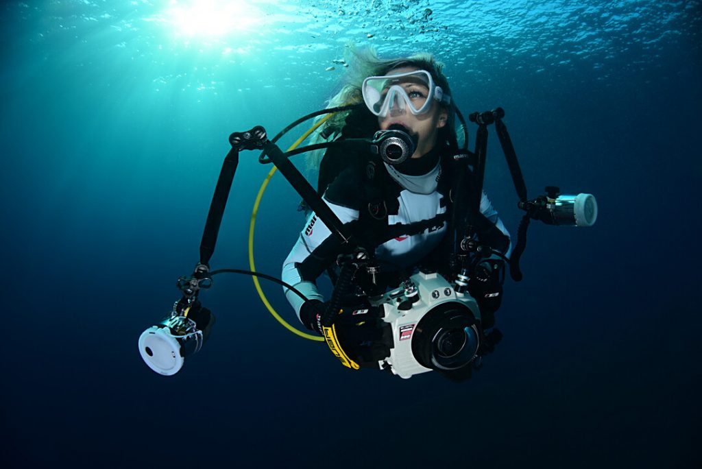 Buceador filmando fauna marina bajo el agua