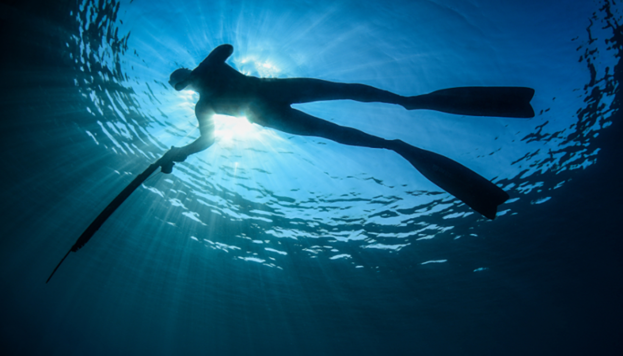 Pescador submarino en apnea