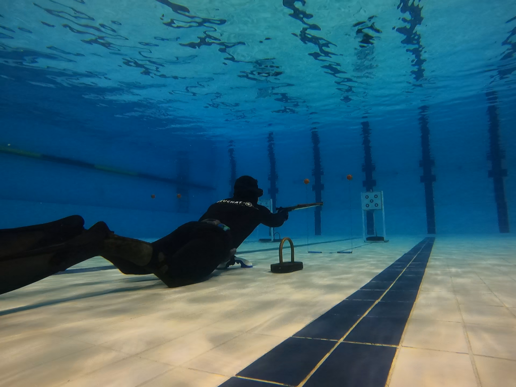 Tiro subacuático en piscina