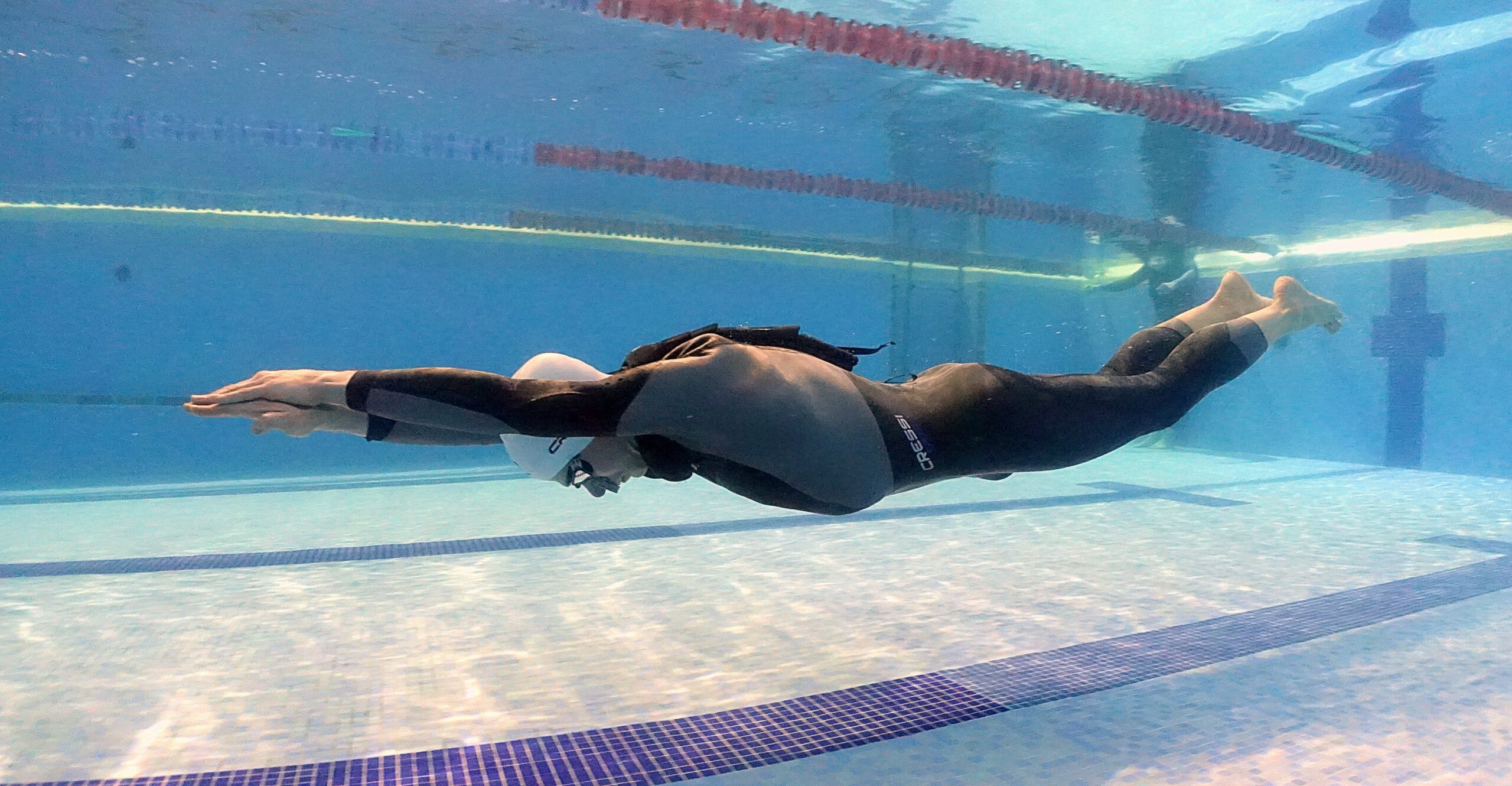 Apneista con monoaleta deslizandose bajo el agua en una piscina durante el Euskoapnea 2026